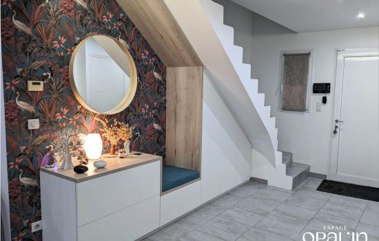 Aménagement d'une entrée moderne avec agencement sur mesure sous escalier à Angers