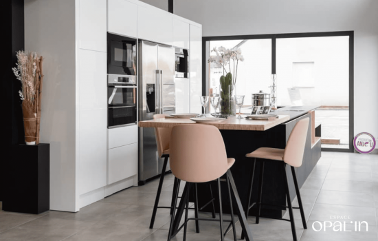 Agencement de cuisine ouverte avec îlot central à Angers par Espace Opal'in.