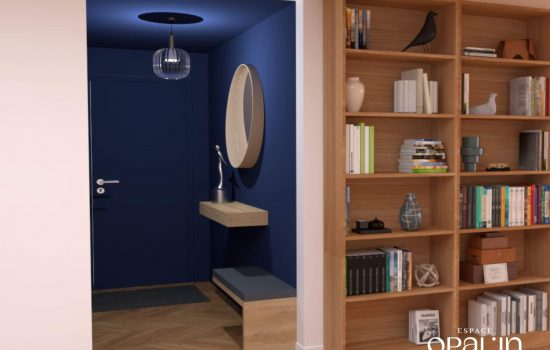 Optimisation d'espace dans une entrée avec mur bleu profond et grande bibliothèque sur mesure à Angers.