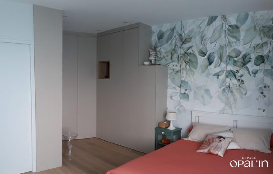 Rénovation d'une suite parentale à Angers avec dressing sur mesure et papier peint panoramique végétal.