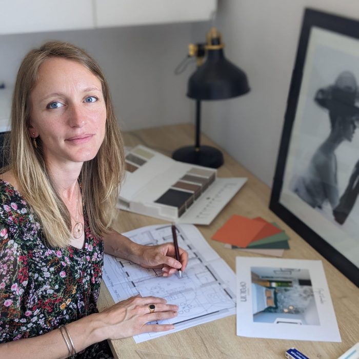 Morgane Papot, créatrice d'Espace Opal'in, travaillant sur un projet d'architecture d'intérieur à Angers.