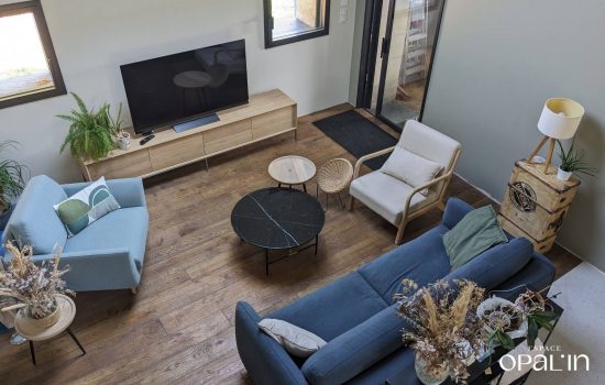 Vue 3D de l'agencement d'un salon séjour avec canapé bleu et mobilier bois à Angers