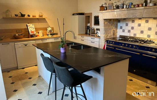 Décoration d'une cuisine de caractère alliant authenticité et modernité dans la région d'Angers.