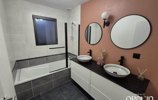 Rénovation de salle d'eau contemporaine avec carrelage graphite au sol, long meuble vasque et verrière de douche par une architecte d'intérieur à Angers